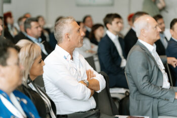 Menschen sitzen im Publikum